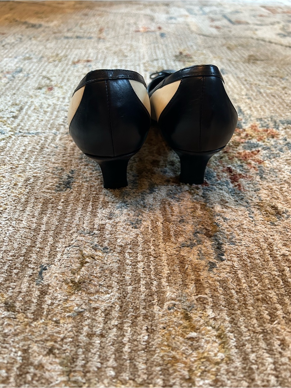 Vintage Amalfi Black and Cream Bow Accent Kitten Heels - Picture 4 of 9